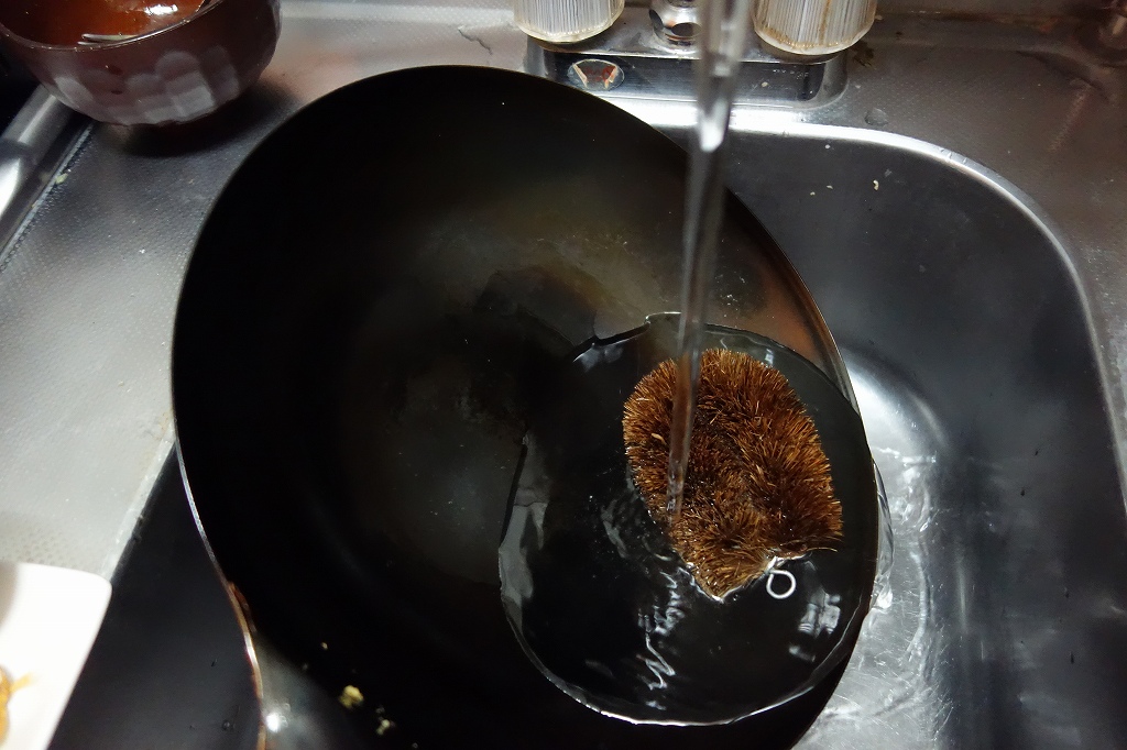 中華鍋を水で洗う